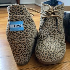 TOMS Desert Wedge Cheetah Suede